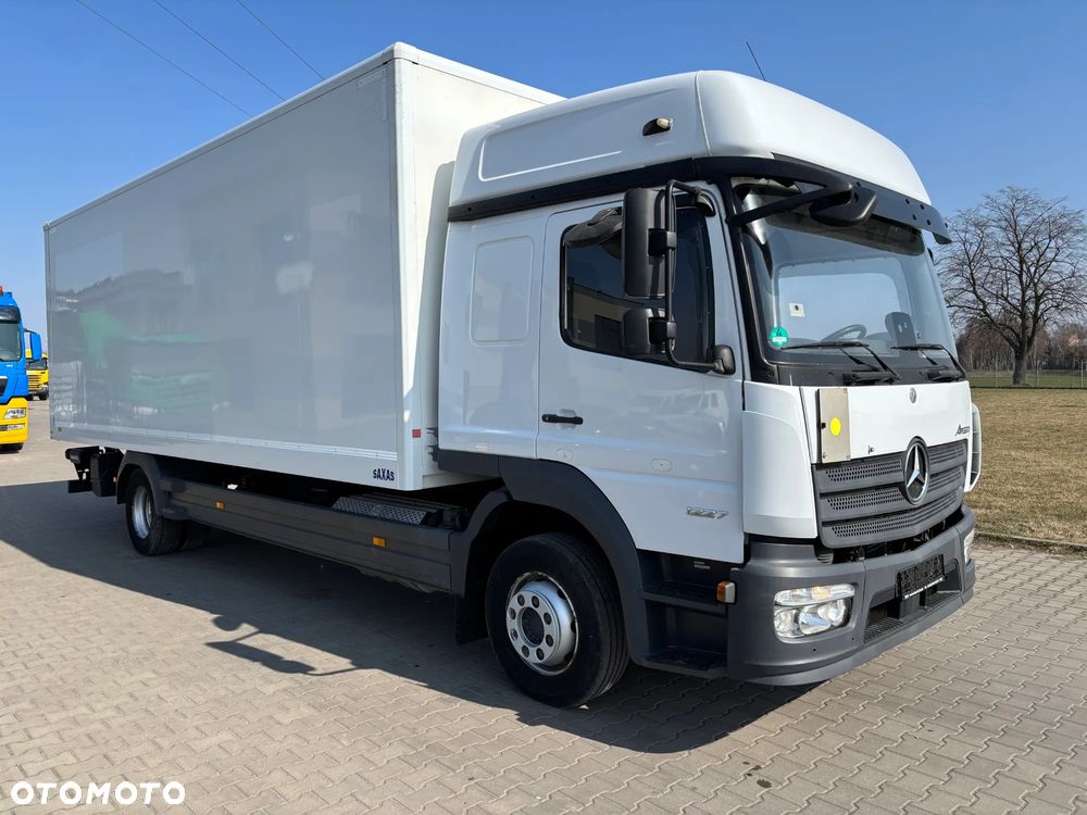 Mercedes-Benz ATEGO 1227 kontener z windą ,  kabina sypialna , webasto, klimatyzacja, niski przebieg , bezwypadkowy. (nie 1224, 1230) - 4
