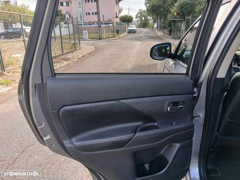 Mitsubishi Outlander 2.2 DI-D Instyle Navi - 25