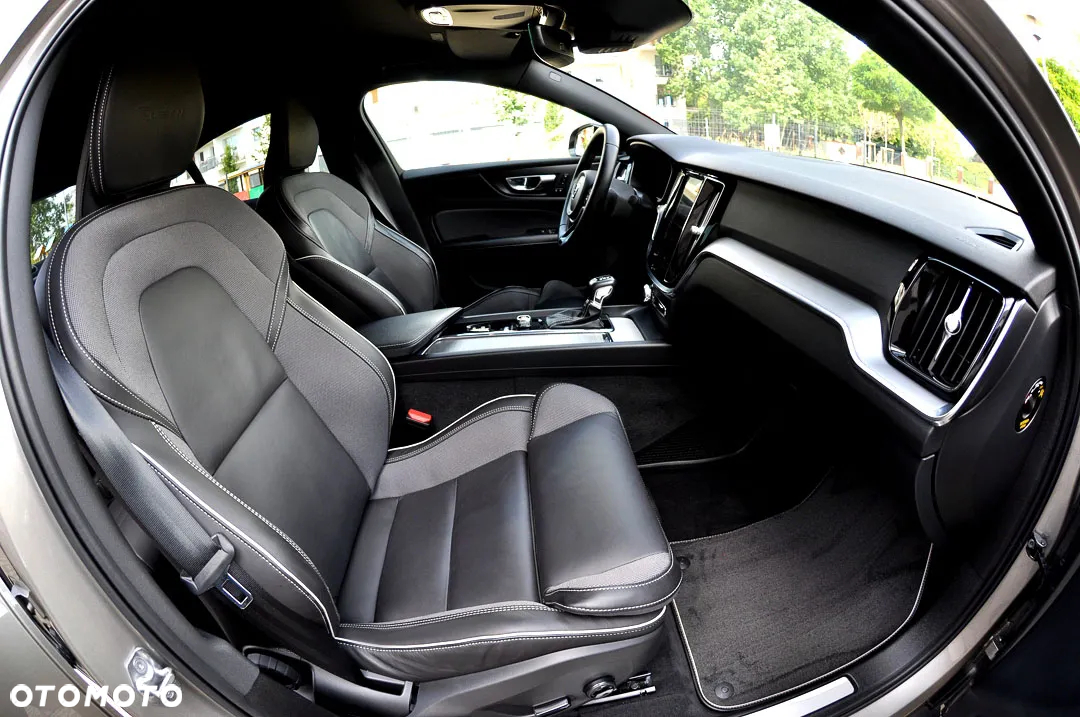 Volvo S60 T5 AWD R-Design - 24