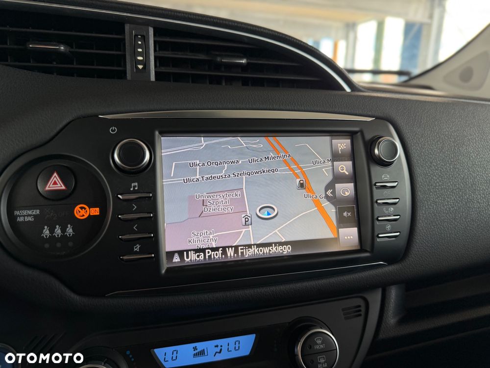Toyota Yaris Hybrid 100 Premium - 24