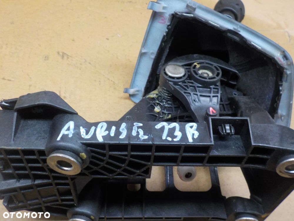 TOYOTA AURIS II 1.33 B LEWAREK DŹWIGNIA ZMIANY BIEGÓW 6B - 8