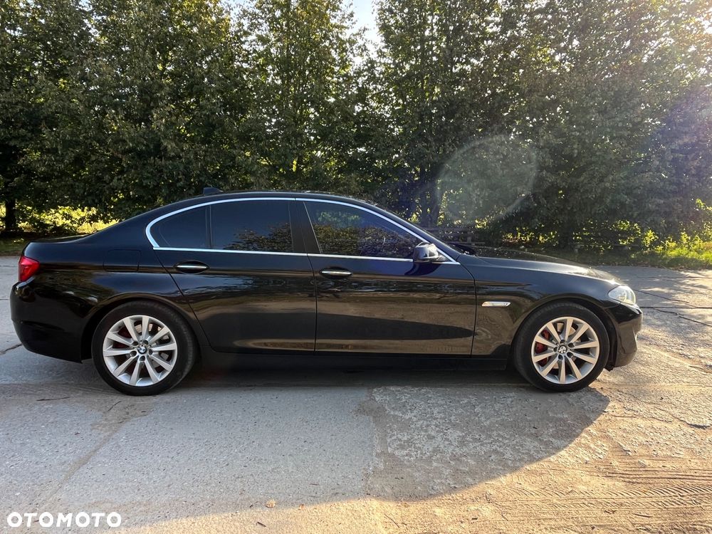 BMW Seria 5 525d xDrive - 13