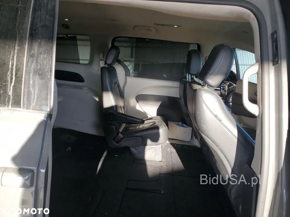 Chrysler Pacifica - 11