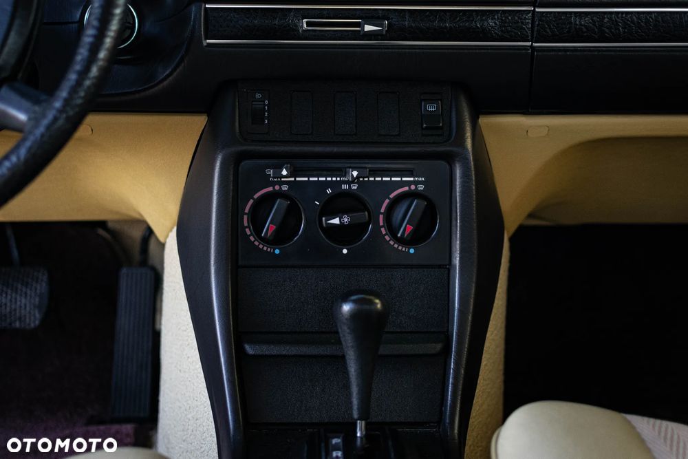 Mercedes-Benz W123 - 21