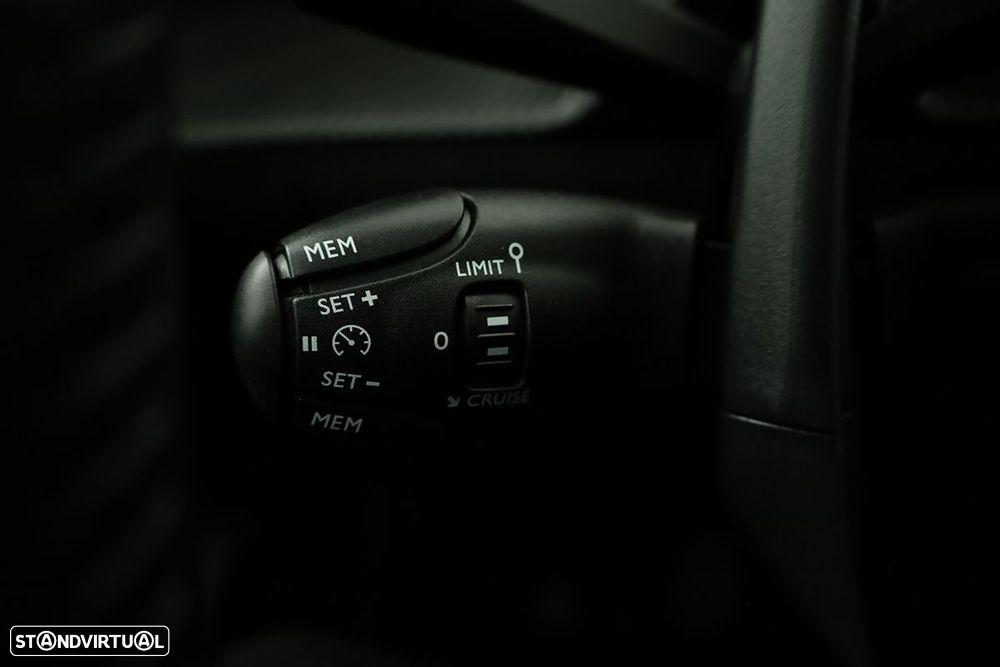 Peugeot 2008 1.2 PureTech Allure - 17