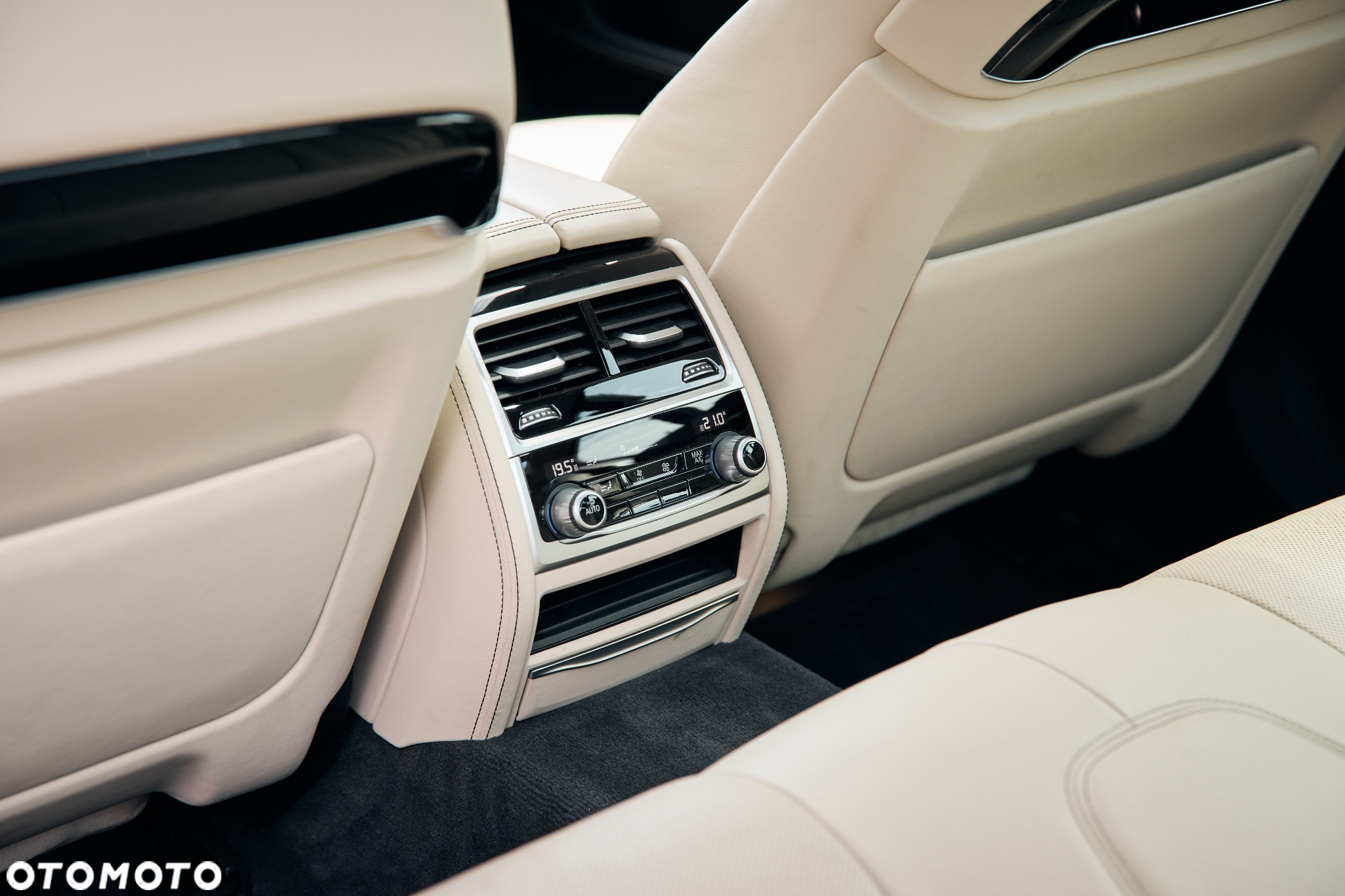 BMW Seria 7 750i xDrive - 31