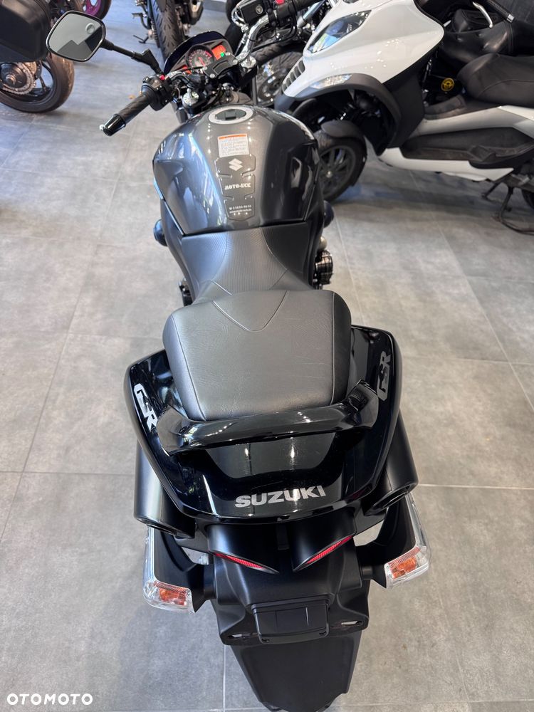 Suzuki GSR - 16
