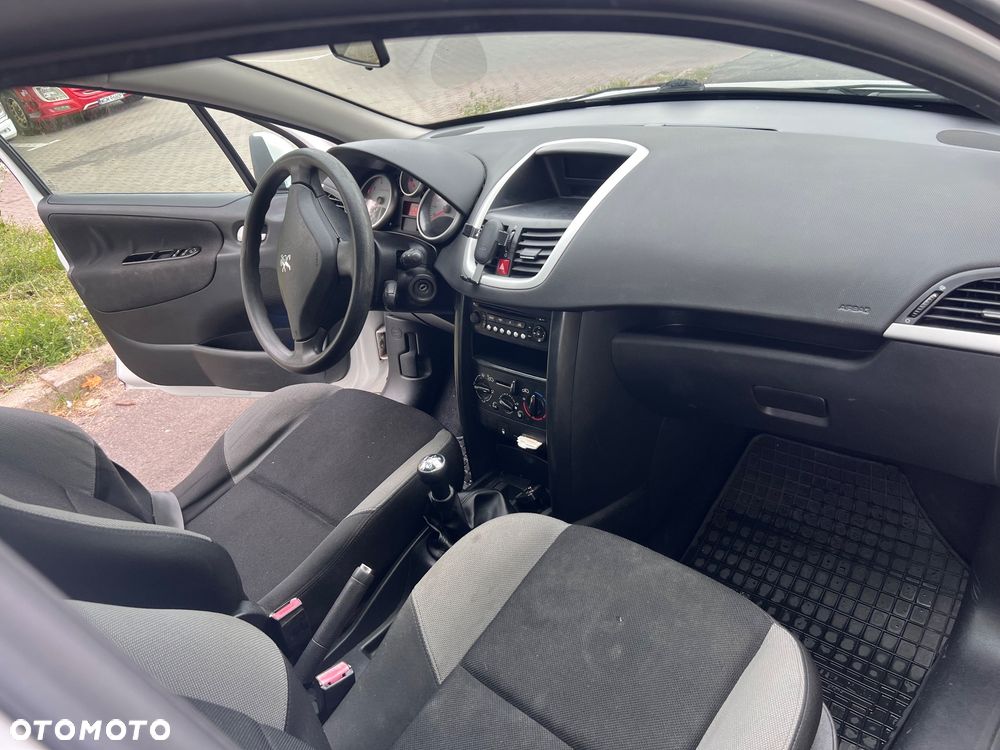 Peugeot 207 - 16