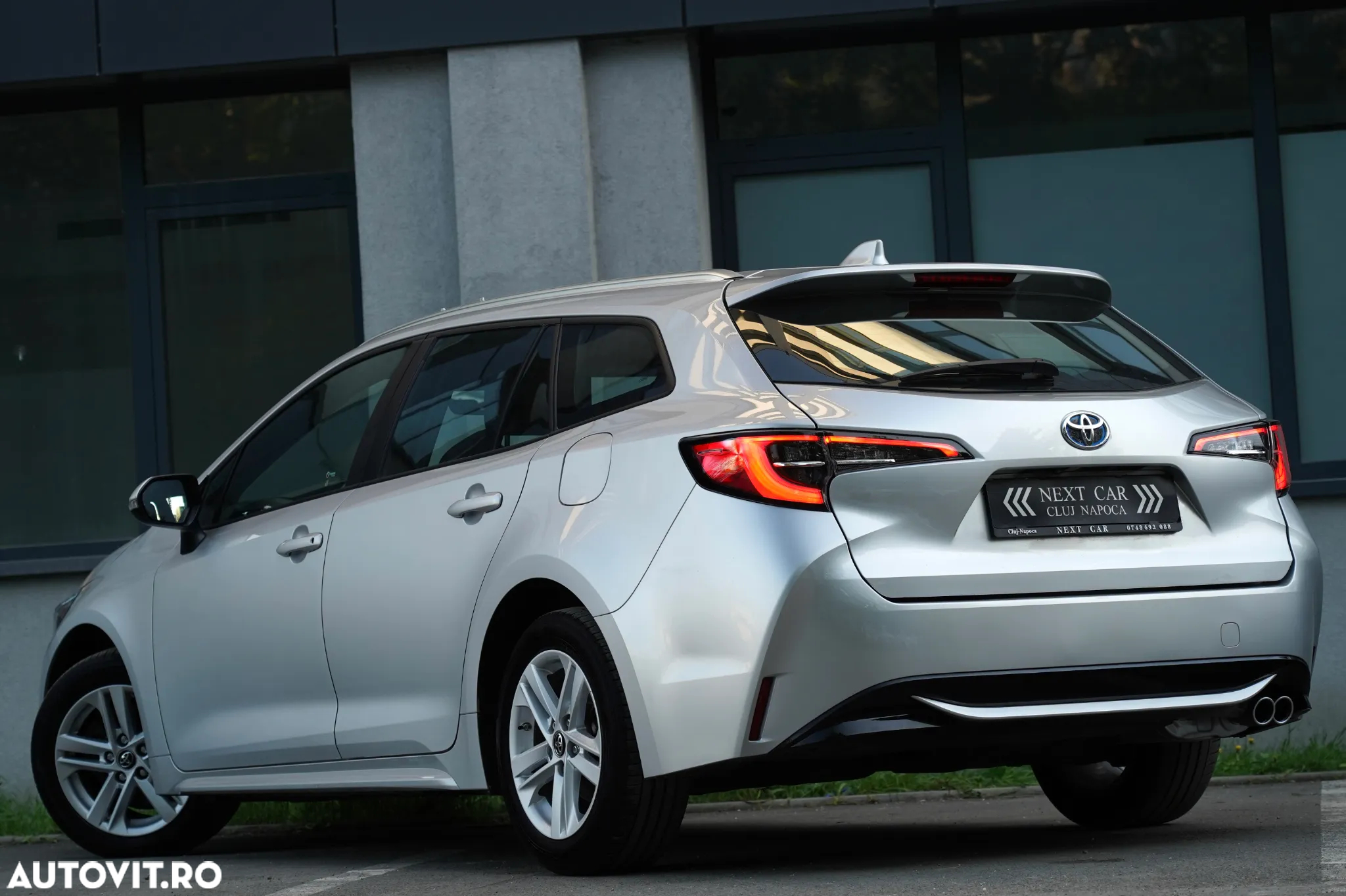 Toyota Corolla 2.0 Hybrid Lounge - 3