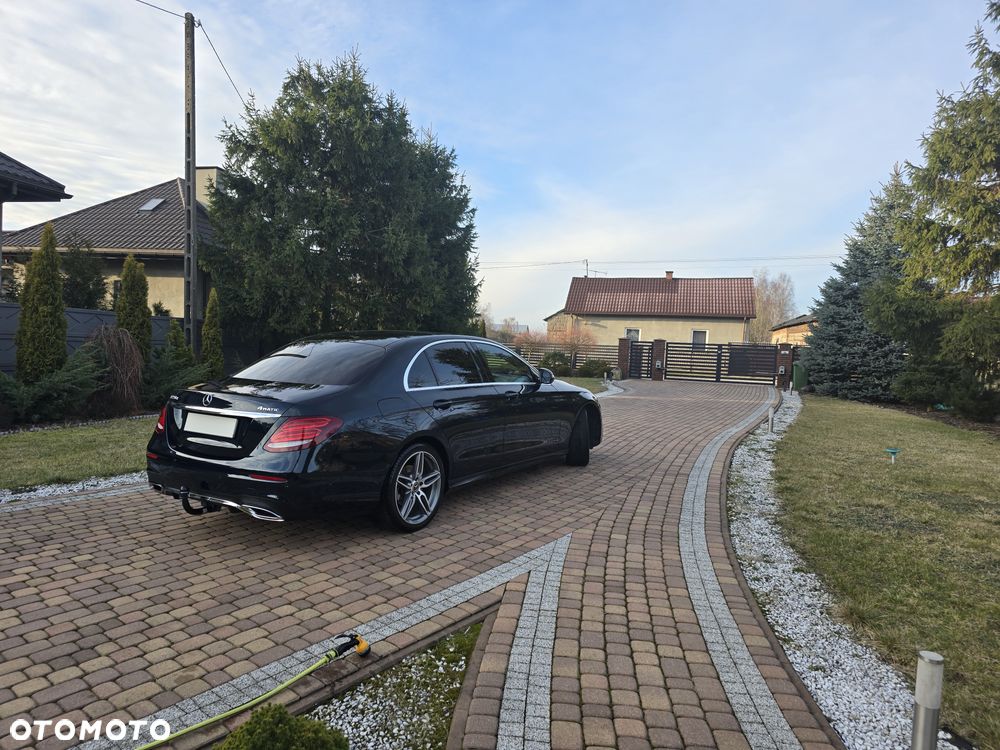 Mercedes-Benz Klasa E 220 d 4-Matic 9G-TRONIC - 23