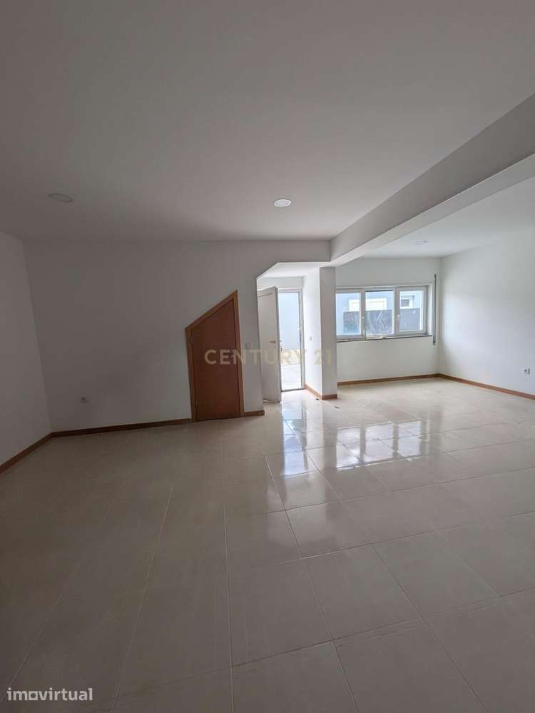 Fantástico Apartamento T2 Totalmente Remodelado no Troviscal, Oliveira - Grande imagem: 3/7