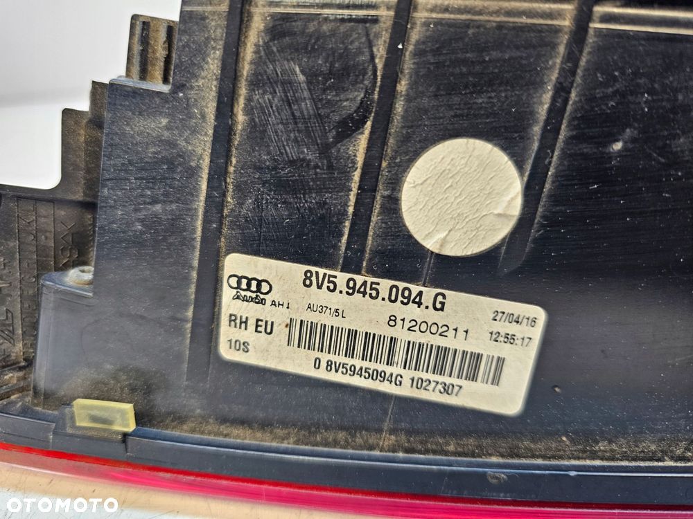 LAMPA PRAWY TYŁ W KLAPĘ AUDI A3 8V SEDAN 8V5945094G - 7