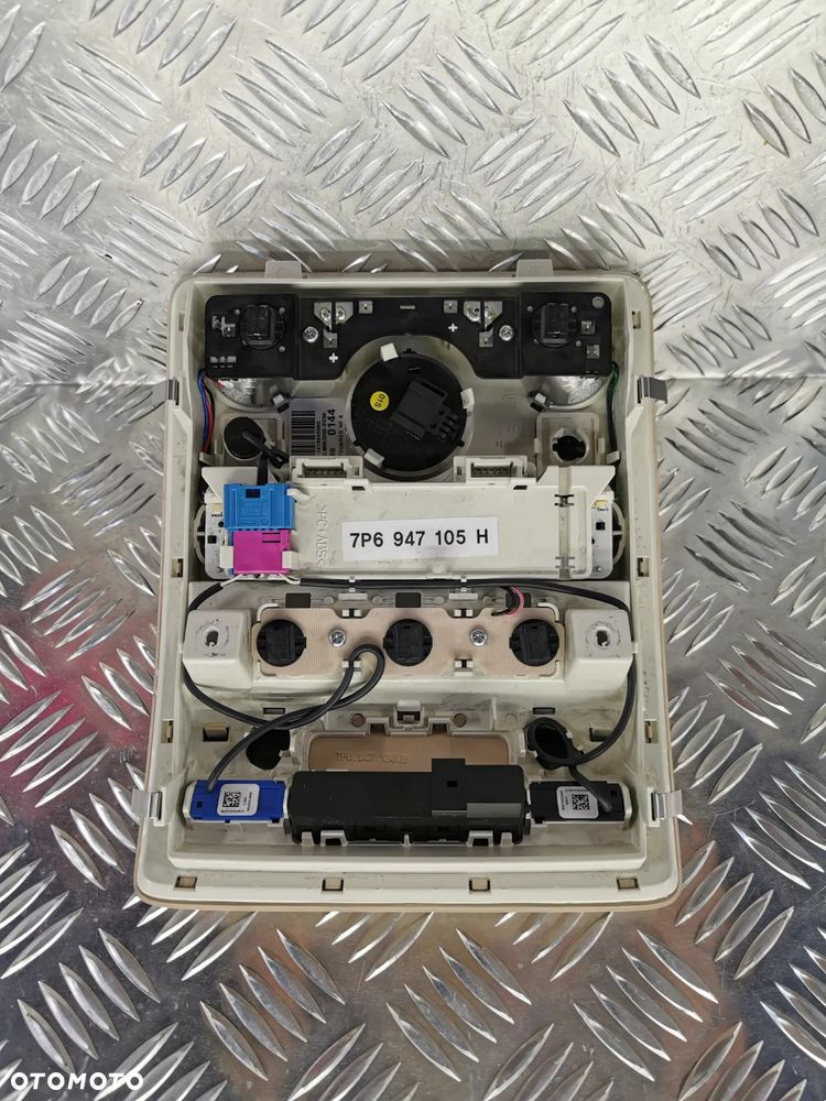 VW TOUAREG II 7P 10-18R PRZEŁĄCZNIKI PODSUFITKI OŚWIETLENIE LAMPKA KABINY KREMOWA BEZOWA 7P6947105H - 3