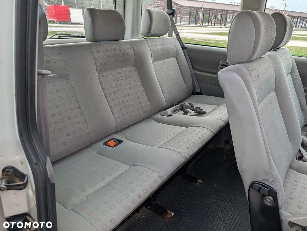 Volkswagen Caravelle - 13