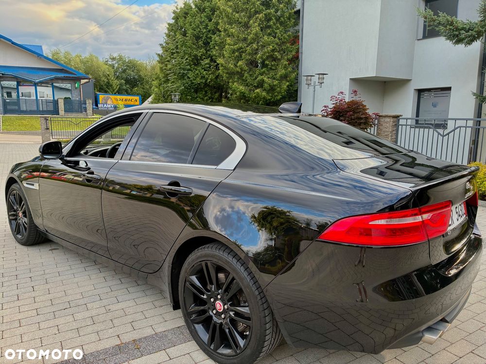 Jaguar XE 20d AWD Portfolio - 3