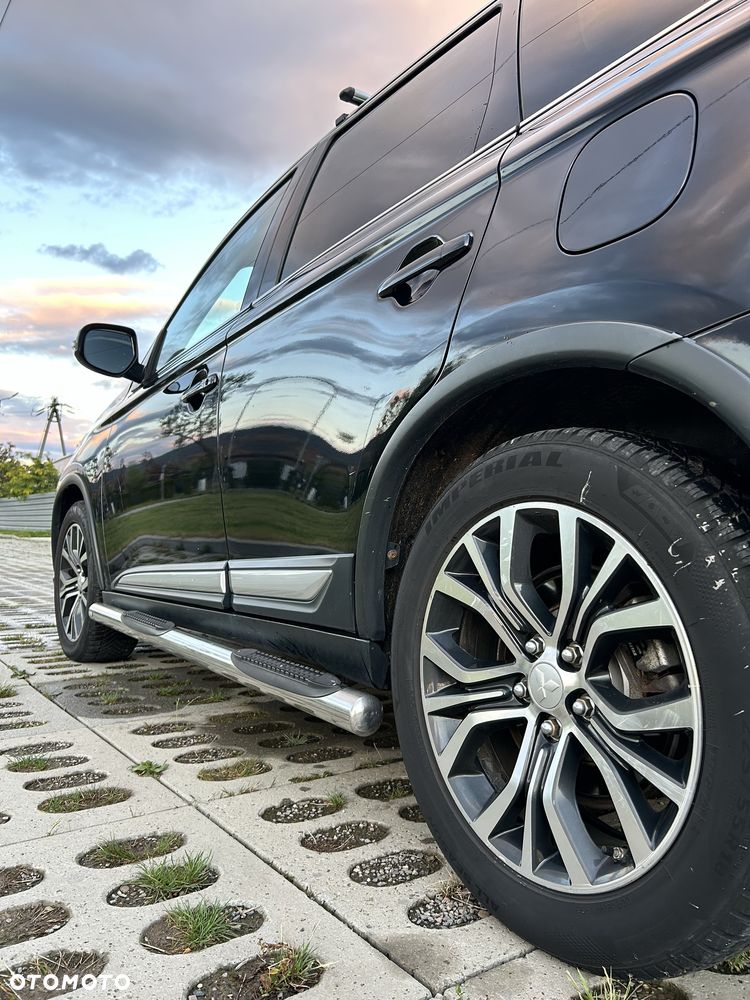 Mitsubishi Outlander - 2