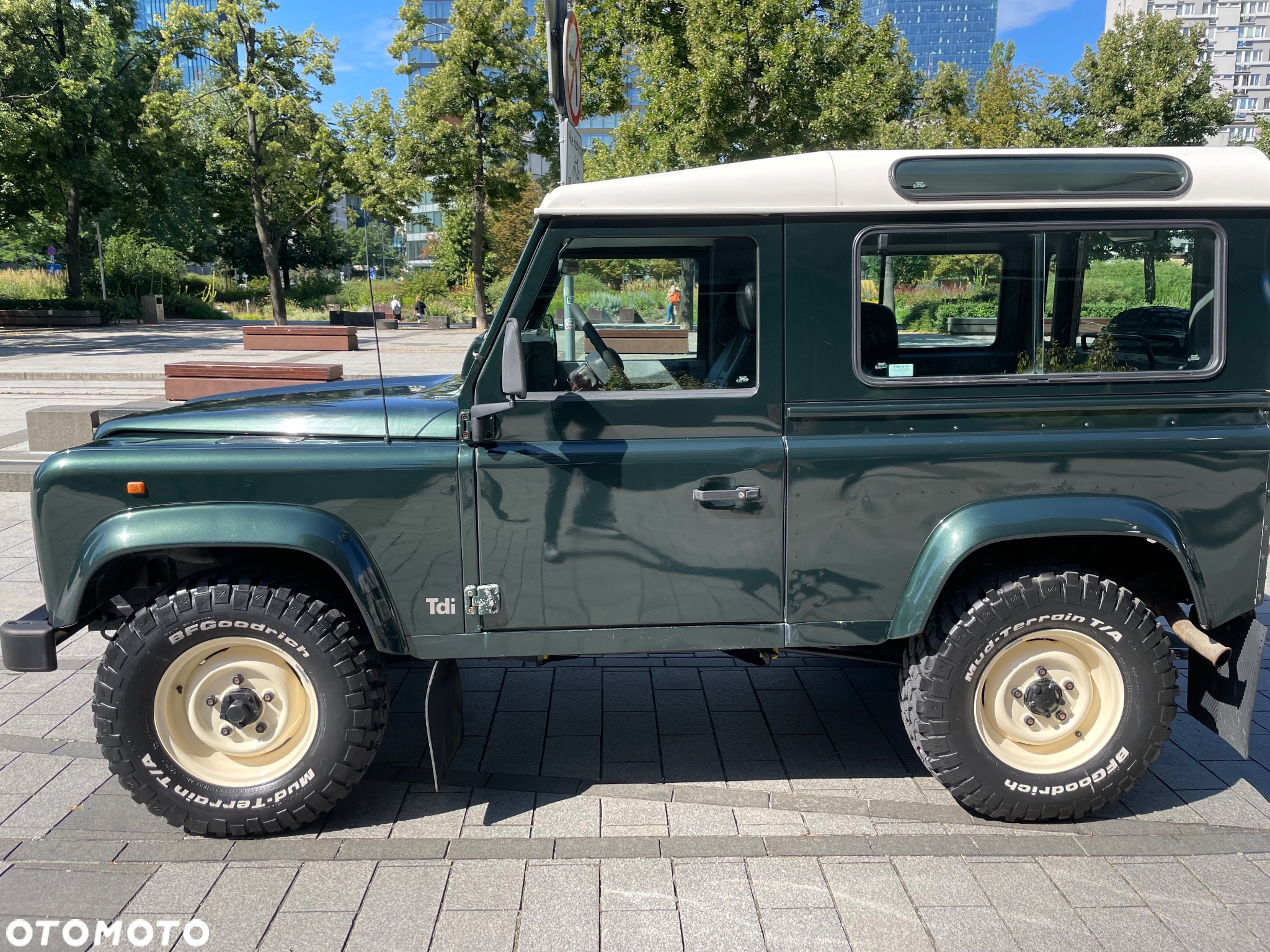 Land Rover Defender - 3