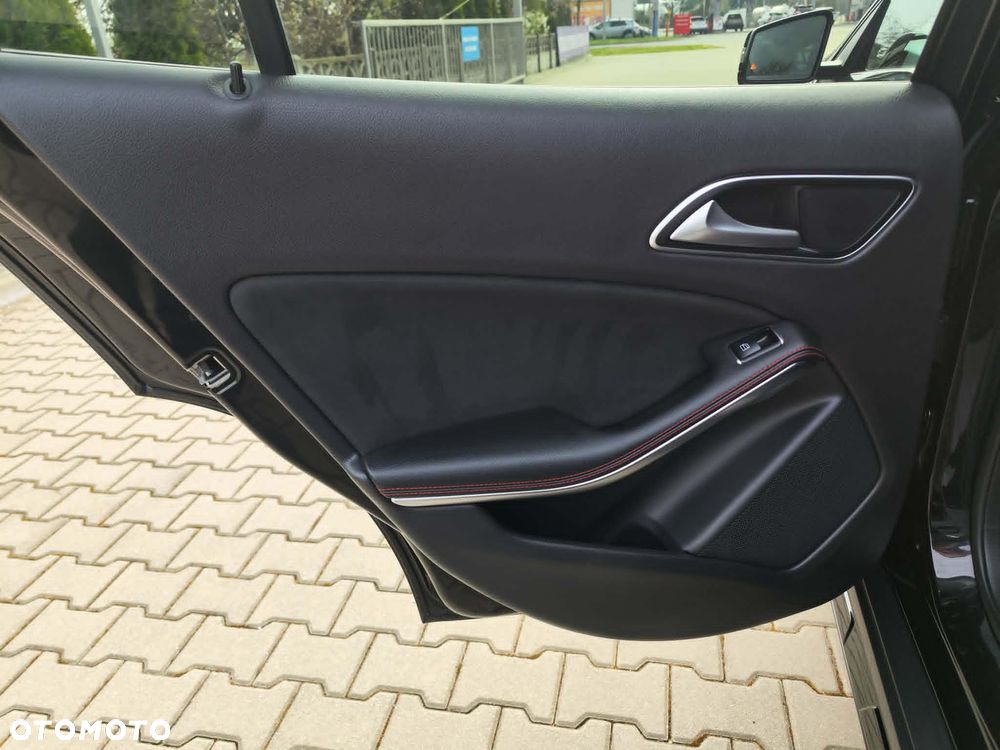 Mercedes-Benz GLA 180 d 7G-DCT AMG Line - 31