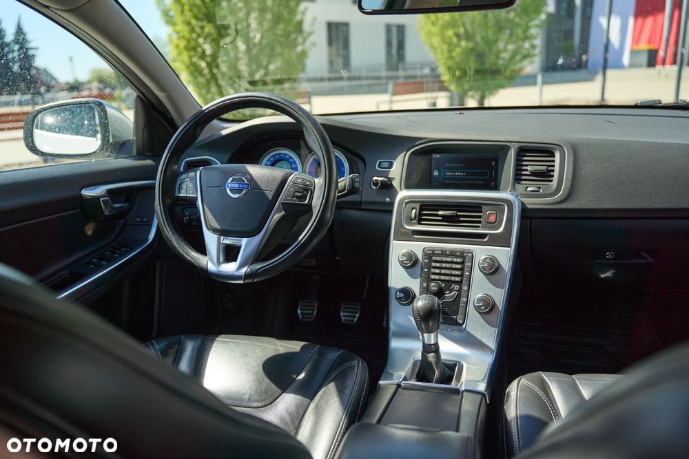 Volvo V60 D5 R-Design - 11