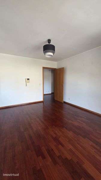 Aluga-se apartamento T1 localizado perto do Hospital de São João. - Grande imagem: 2/9