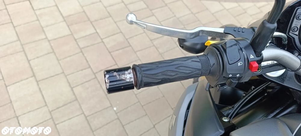 Suzuki GSR - 13