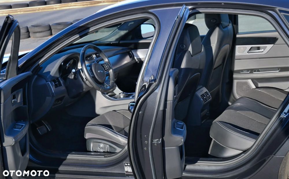 Jaguar XF 20d R-Sport - 21