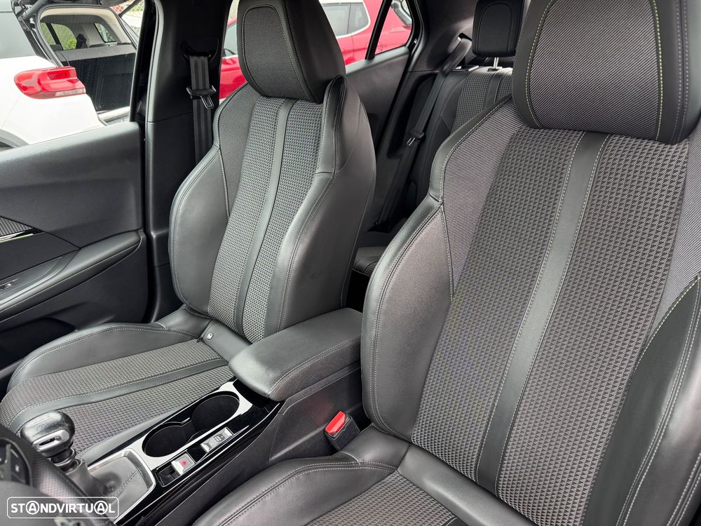 Peugeot 2008 PureTech 130 GT — fotografia 9