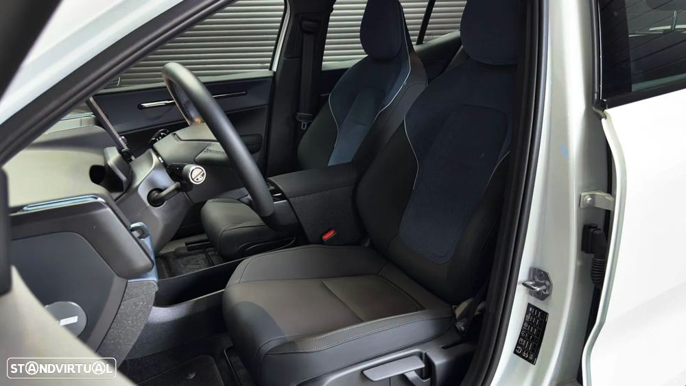 Volvo EX30 Single Motor Extended Range RWD Core - 18