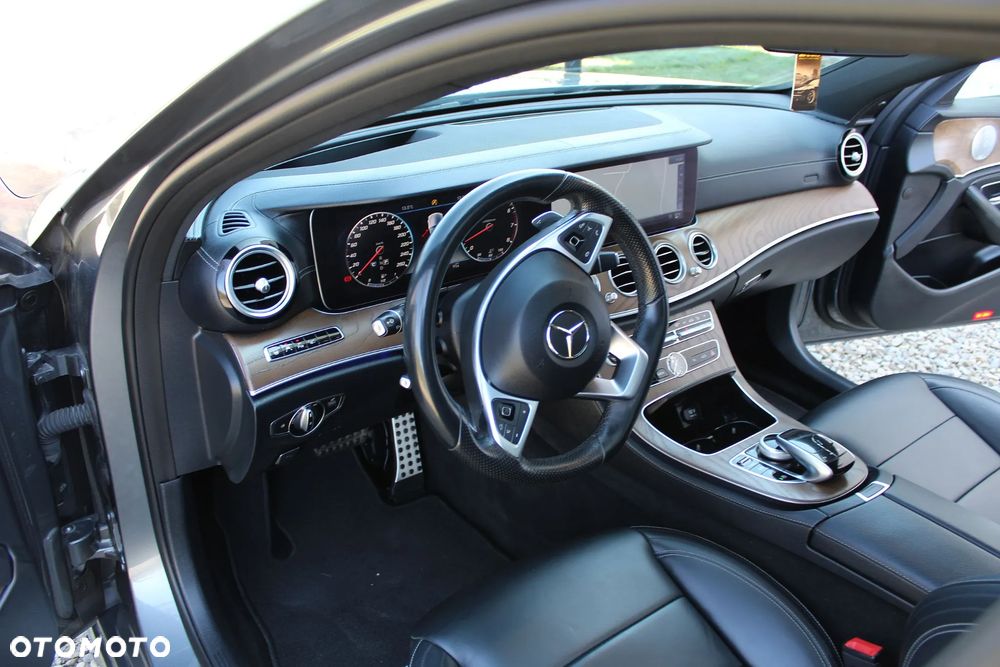 Mercedes-Benz Klasa E 400 4Matic 9G-TRONIC Exclusive - 24