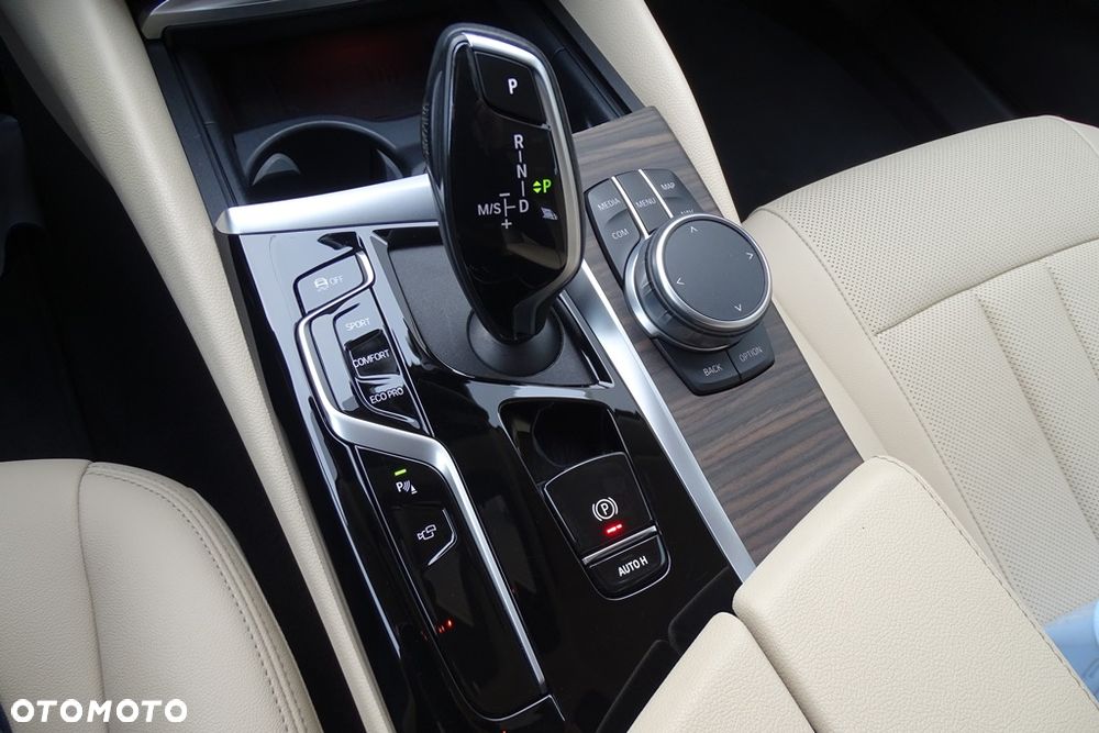 BMW Seria 5 530i Sport Line - 38