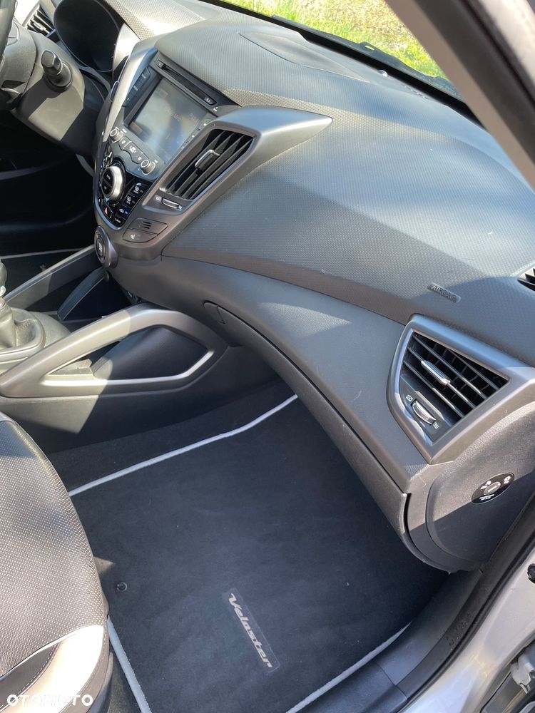 Hyundai Veloster 1.6 Turbo Style - 22