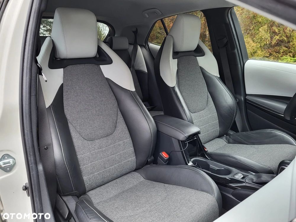 Toyota Corolla 1.8 Hybrid Team Deutschland - 12