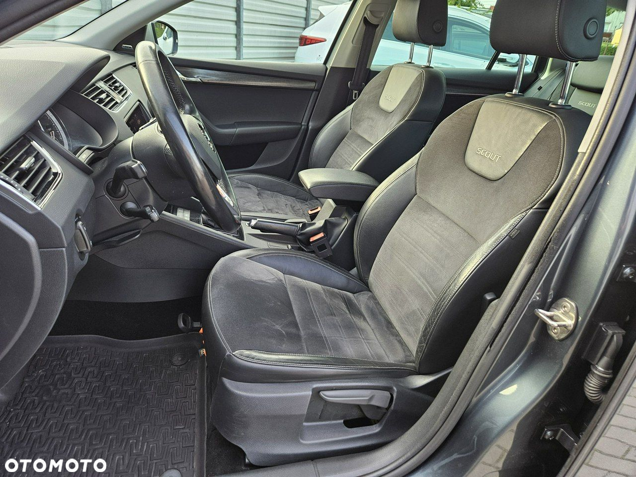 Skoda Octavia Combi 2.0 TDI 4x4 DSG Scout - 23