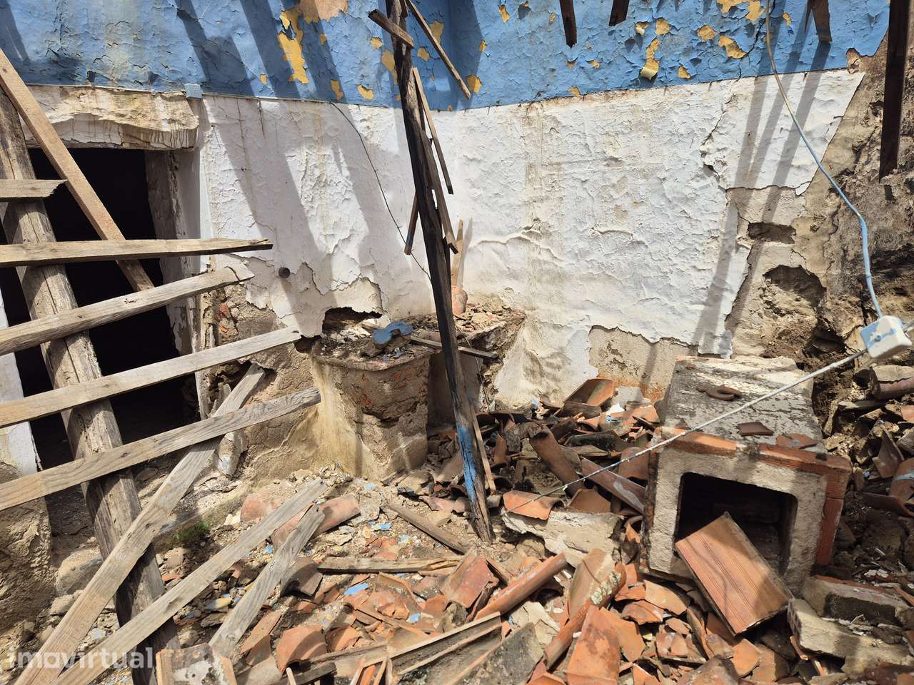 Moradia terrea para reconstruir na Aldeia dos Fernandes - Grande imagem: 2/10
