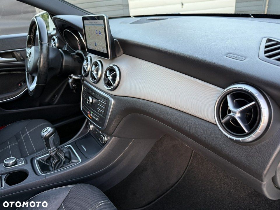 Mercedes-Benz CLA 180 AMG Line - 32