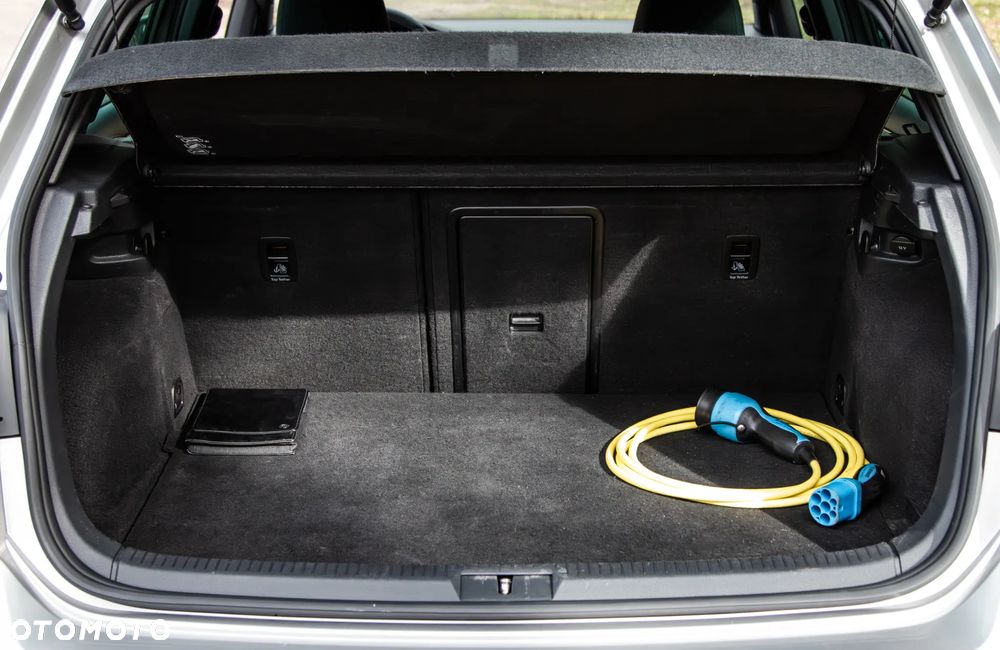 Volkswagen Golf - 22