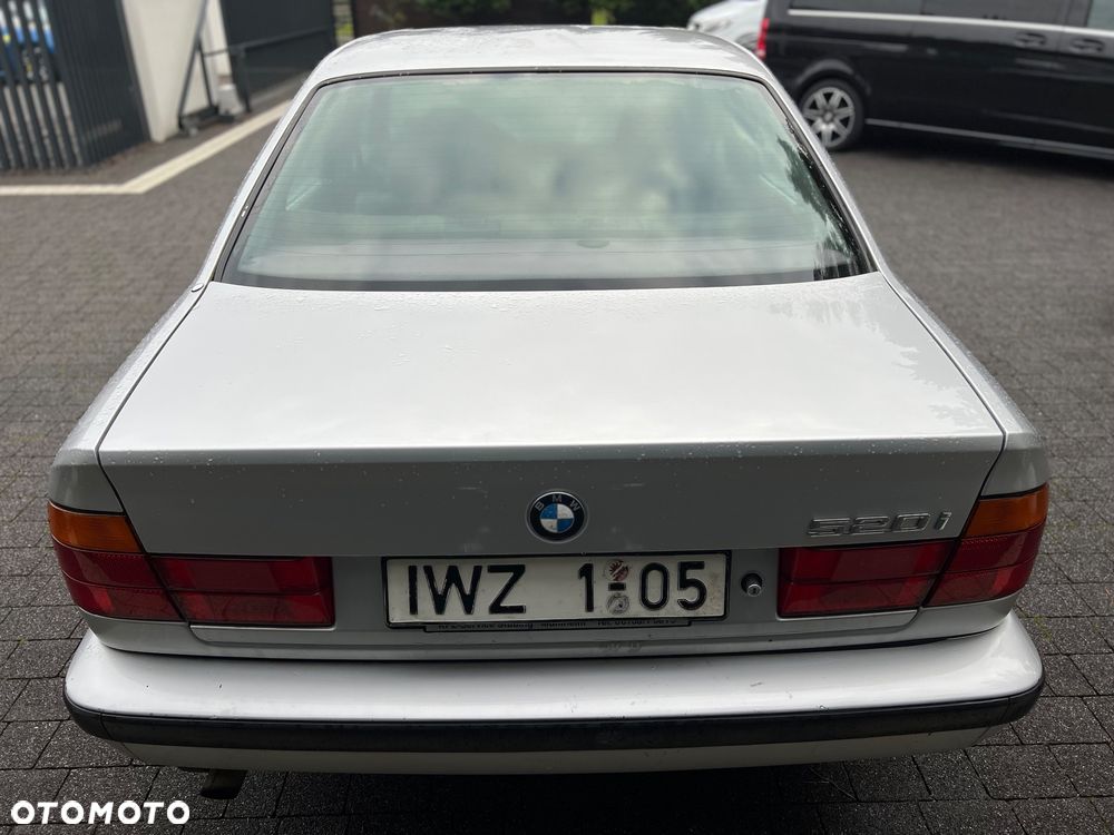 BMW Seria 5 520i - 11
