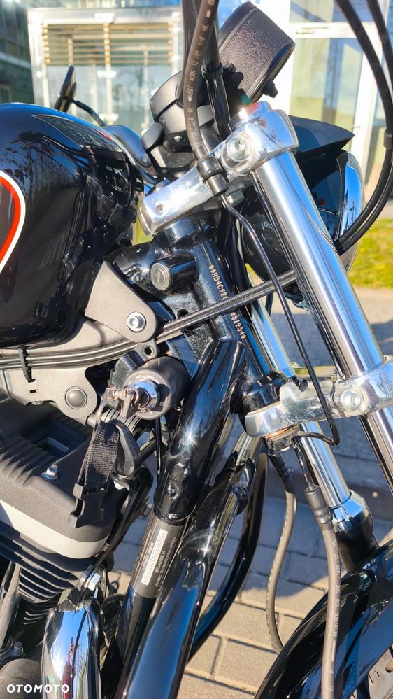 Harley-Davidson Sportster Roadster 883R - 12