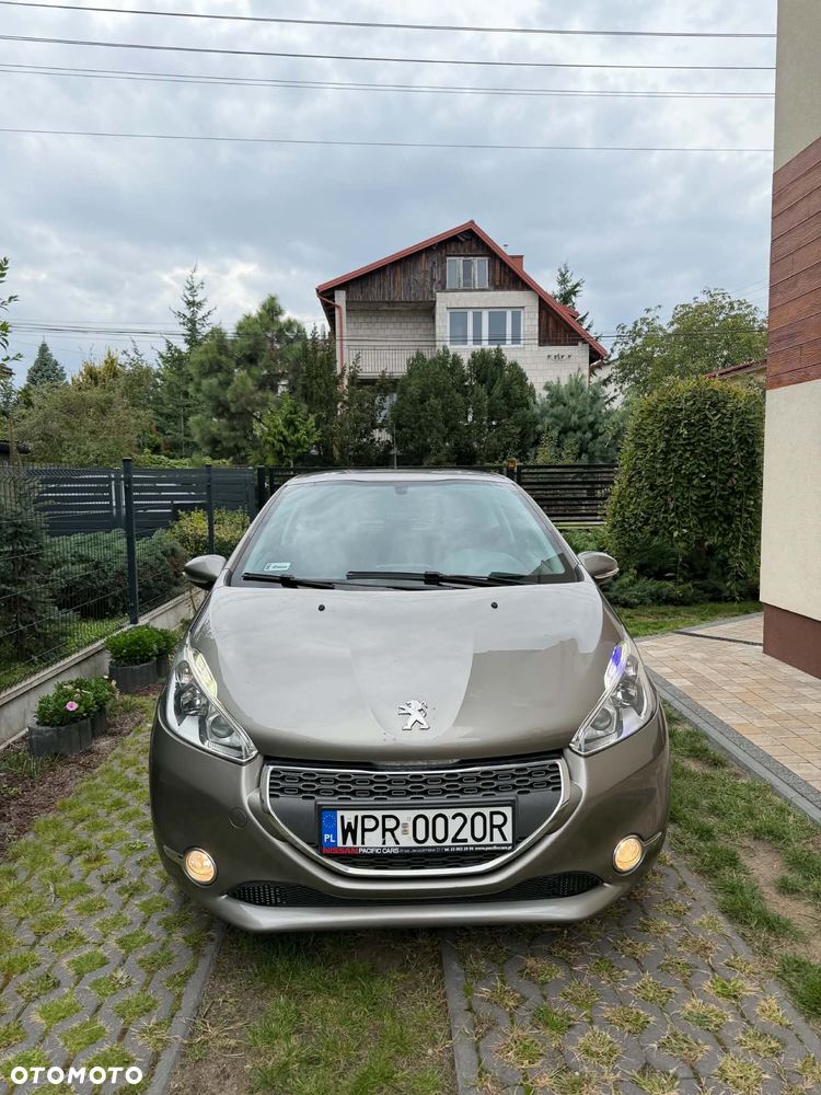 Peugeot 208 - 1