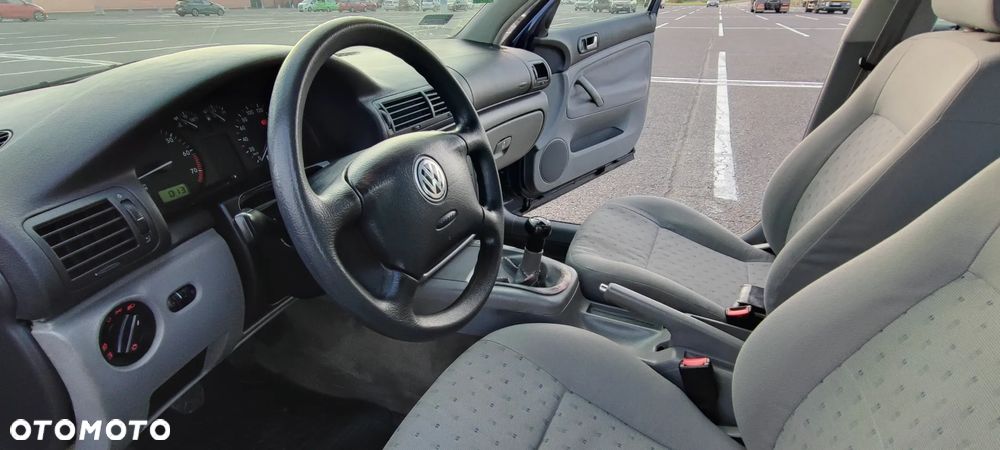 Volkswagen Passat 1.6 CL - 12