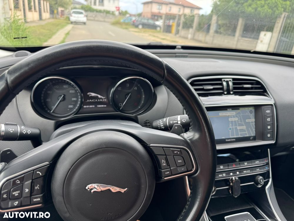 Jaguar XE - 12