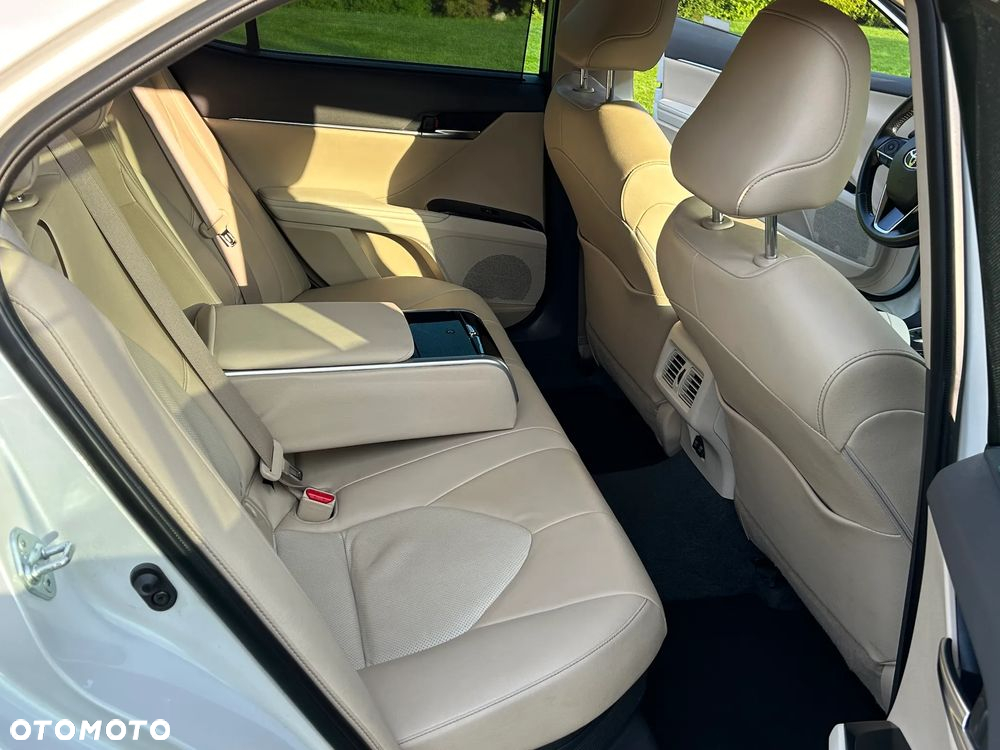 Toyota Camry 2.5 Hybrid Executive CVT - 26