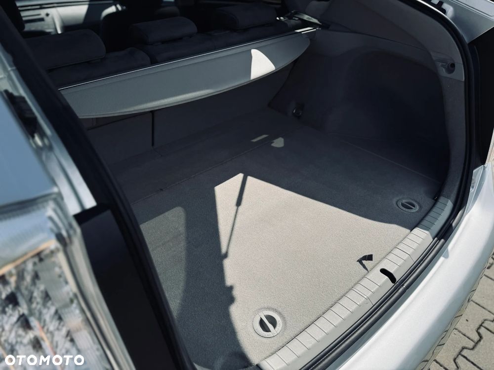 Toyota Prius (Hybrid) Comfort - 17