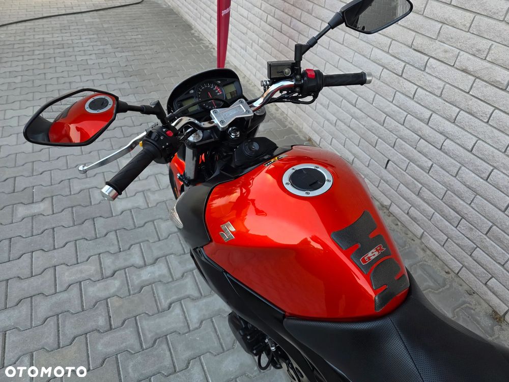 Suzuki GSR - 6