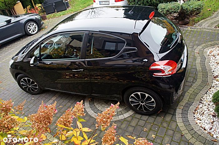 Peugeot 208 - 8