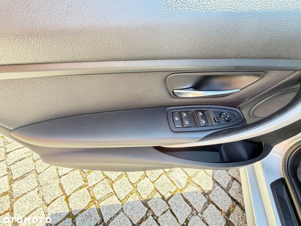 BMW Seria 3 320i xDrive - 15