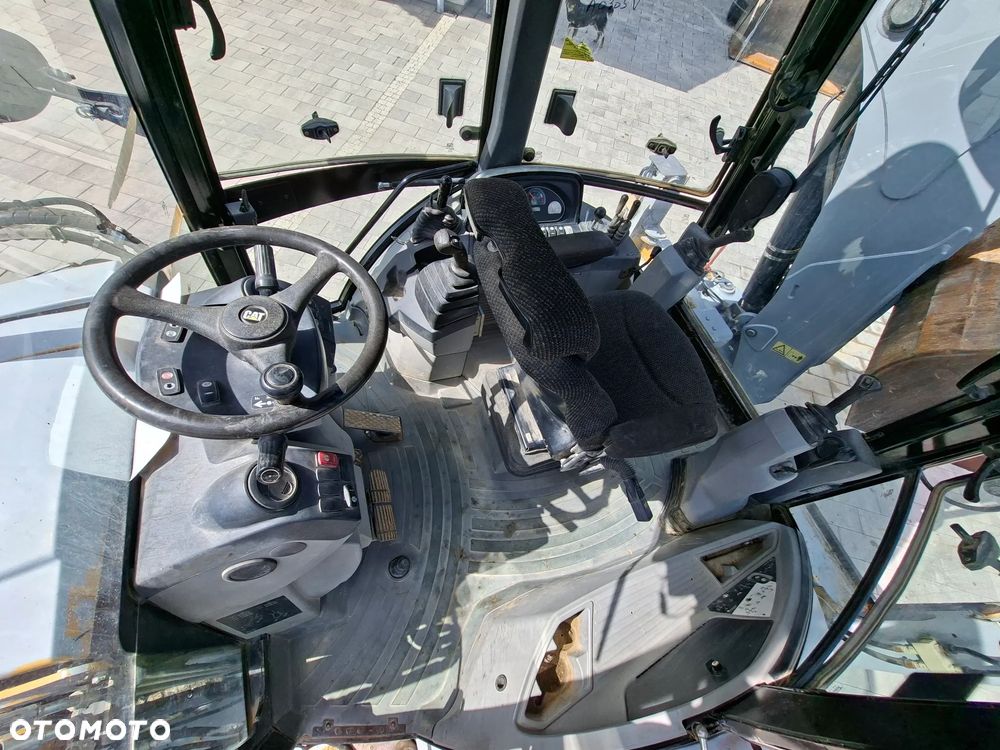 Caterpillar 432F - 18