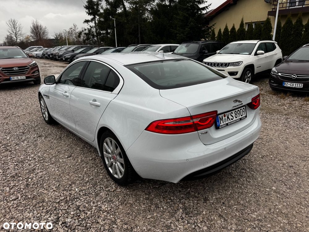 Jaguar XE 2.0 T Prestige - 4