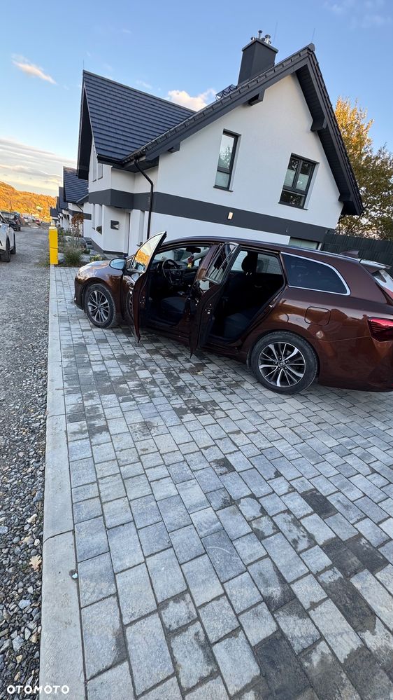 Toyota Avensis 1.6 D-4D Premium - 4