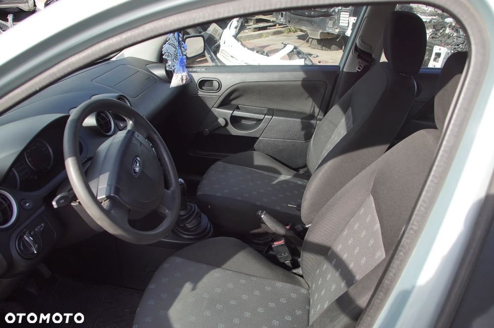 Auto na części - Ford Fiesta MK6 1.3 8V 70 KM A9JA 2S6R-7F094-DA Vitro 2003R Silnik Skrzynia Błotnik Drzwi Szyba Maska Klapa Zderzak Lusterko Sterownik Moduł Czujnik Deska Kokpit Licznik - 11